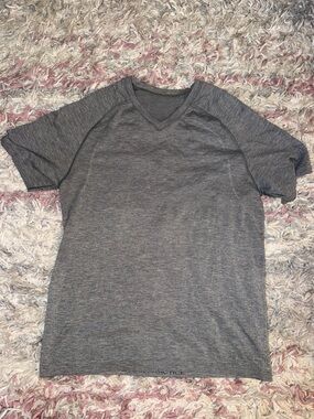 Lululemon men’s gray t-shirt M